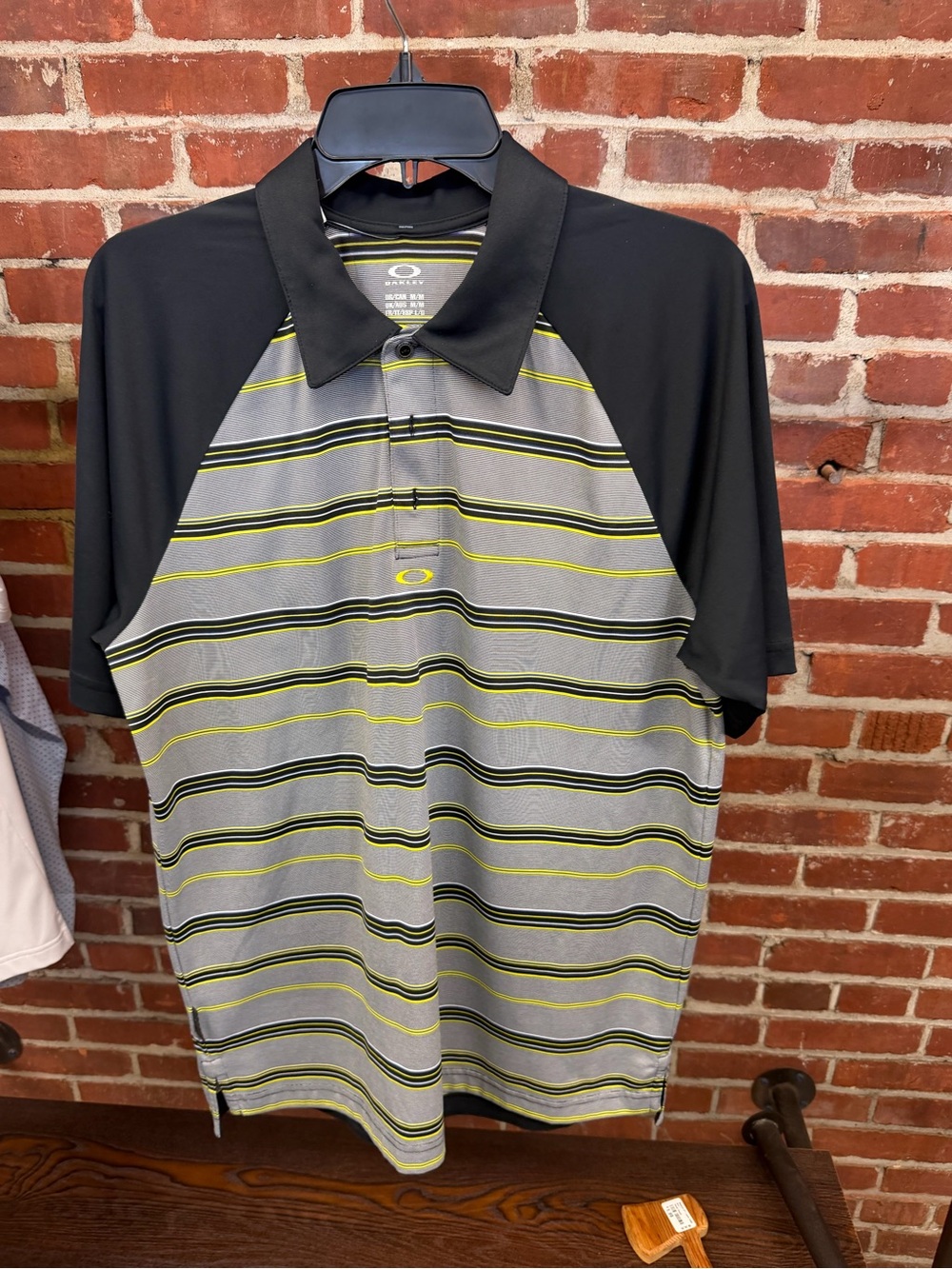 Oakley Medium Gray Yellow Stripe Golf Polo Black Raglan Sleeves